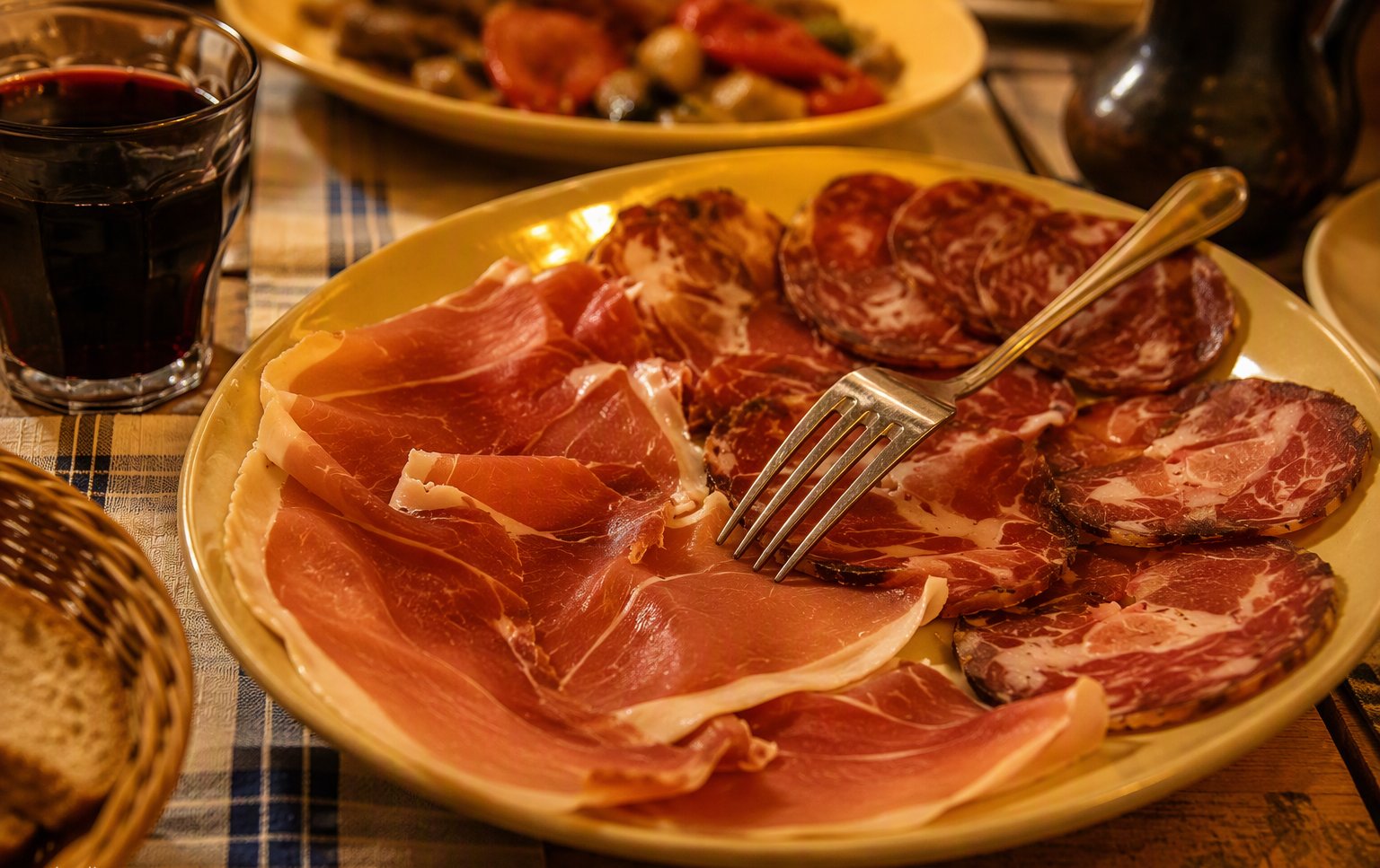 Il piatto di antipasti umbri con prosciutto e salumi